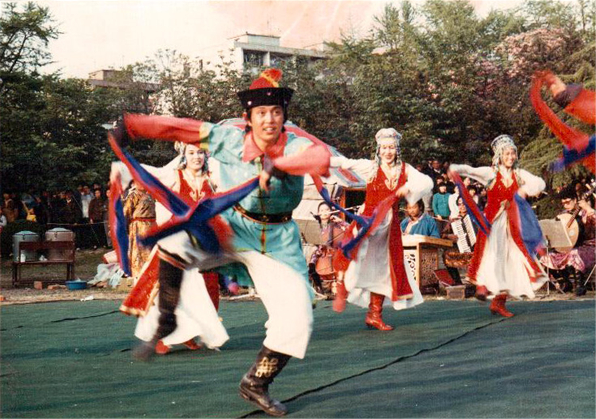 1990年在北京圆明园参加中华民俗风情百乐艺术节，开场节目.jpg