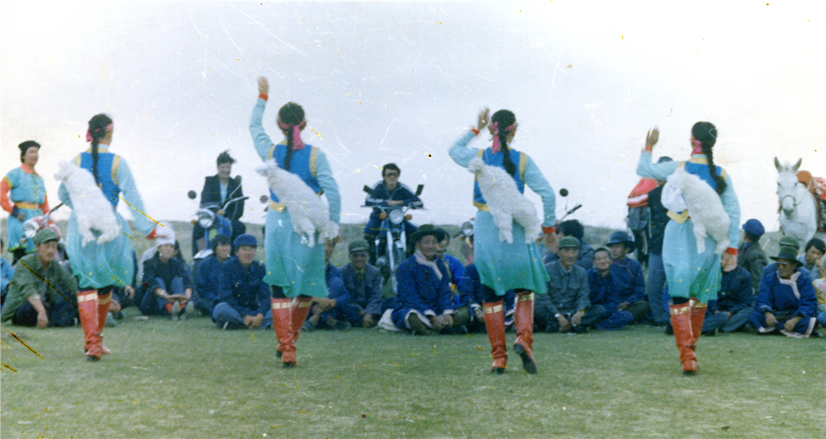 1992年下乡演出舞蹈《撴乳》.jpg