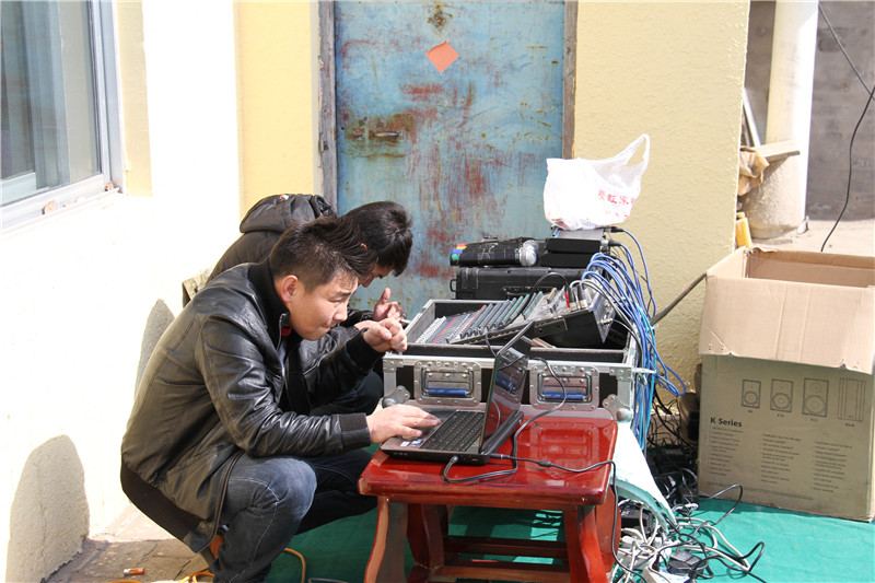 2011年乌审旗乌兰牧骑的音响设备.jpg